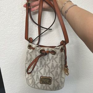 Michael Kors crossbody bucket bag